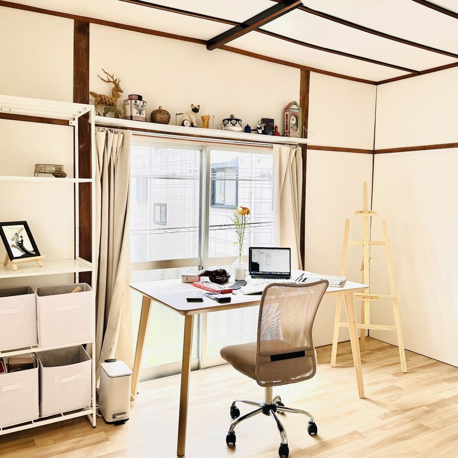 工作室牆面設有畫軌，可吊掛作品
